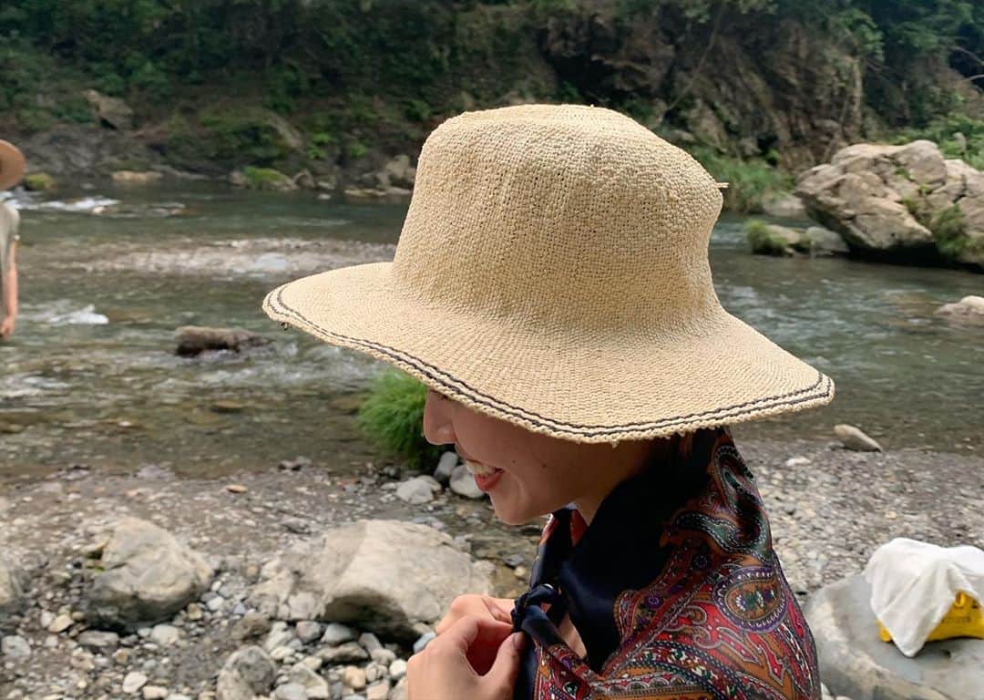 山本 絵里加さんのインスタグラム写真 - (山本 絵里加Instagram)「わたしのなつやすみ➁ 川のすぐ側で食べるかき氷絶品だった、、 とっても良いところだった、、また来年もゆきたい！ 都心からさくっと1時間で大自然！ マイナスイオンスーパーチャージ🍋🌈 #夏休み2020 #秋川渓谷#puu_tokyo」8月22日 20時56分 - ___erika___y