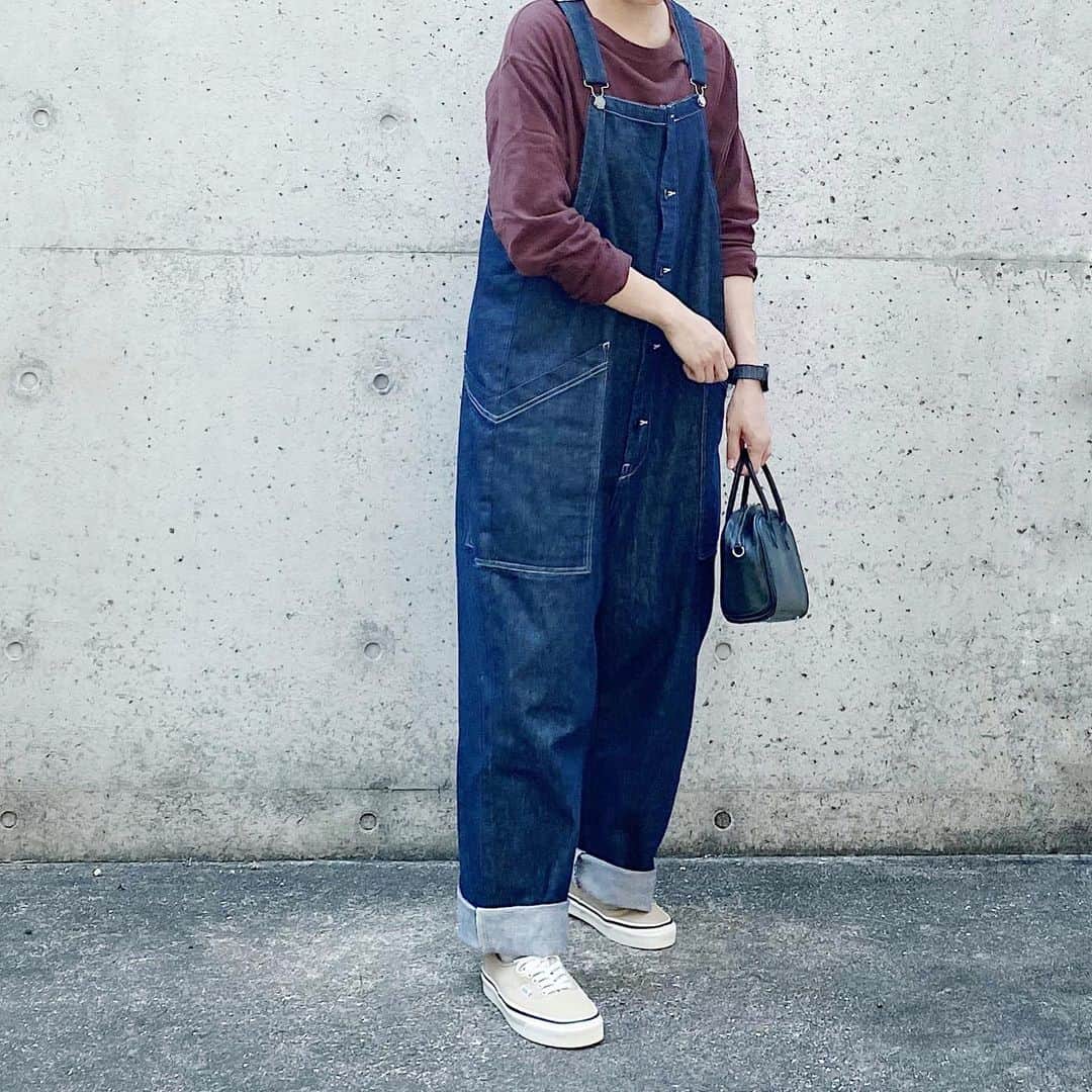 ryokoさんのインスタグラム写真 - (ryokoInstagram)「▪︎ . アズキ色とデニム . . . top #rokubeautyandyouth overalls #harvesty bag #artsandscience  shoes #vans」8月22日 20時58分 - ryo___ka