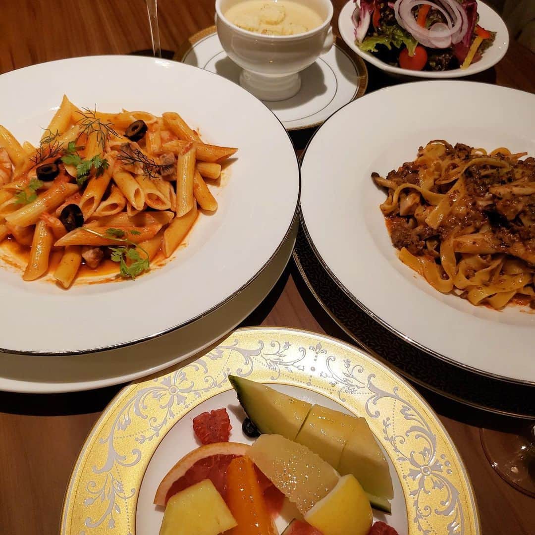 InterContinental Tokyo Bayさんのインスタグラム写真 - (InterContinental Tokyo BayInstagram)「. インルームダイニングでは、パスタセットメニューをご用意🍝 . かぼちゃ入りタリアテッレのボロネーゼ🎃、またはエビと鮮魚のトマトクリームペンネ🦐より1品をお選びいただけます。 セットにはスモールグリーンサラダ、スープ、スモールフレッシュフルーツがついています🎶 . 水辺の夜景とともにお楽しみください💕 . #インターコンチネンタル東京ベイ #ルームサービス #高層階 #フォトジェニック #インルームダイニング#浜松町 #海の見える部屋 #レインボーブリッジ #東京湾#ホテル#パスタ#かぼちゃ#タリアテッレ#ボロネーゼ#エビ #トマトクリーム#ペンネ#サラダ#スープ#フルーツ #intercontinentaltokyobay # hotel #inroomdining #东京 #东京湾 #도쿄 #도쿄만」8月22日 20時58分 - intercontitokyobay