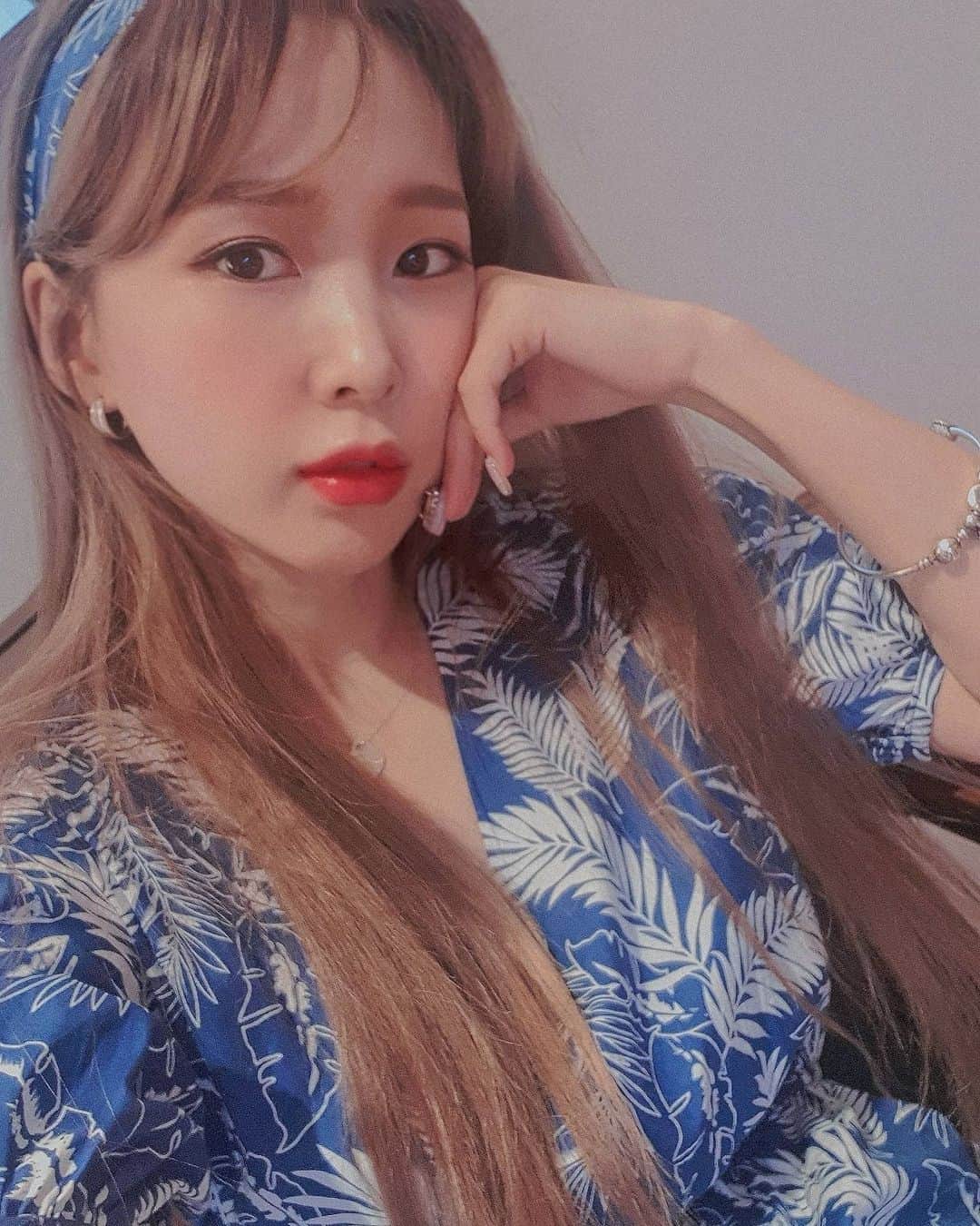 ウェイ のインスタグラム：「8월초 친구들과 프라이빗한곳으로 💙 얼마만의 휴가였는지,, ㅋㅋㅋ 또 가고싶다요 😥 다들 주말인데 뭐해요? My vacation in Gangwondo early August! Miss this time already... I had a great time relaxing next to the private pool.  It's saturday night here✨what are u up to?」