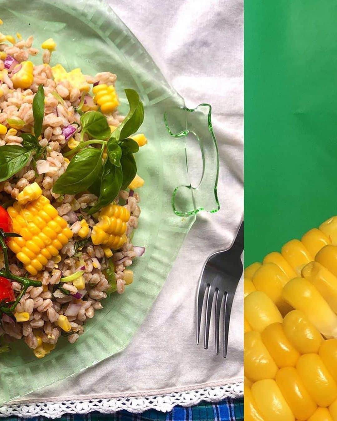 The Fashion Postさんのインスタグラム写真 - (The Fashion PostInstagram)「#DressTheFood﻿ corn and grain salad﻿ ﻿ 『【DRESS THE FOOD】 とうもろこしと穀物のサラダ』﻿ ﻿ 🌽﻿ ﻿ 茹でる時は皮は１枚残しておく。底が広めの鍋にとうもろこしを並べたら、ひたひたになるまで水を入れる。そこにちょっとしょっぱいなと感じるくらいの塩を加えて茹でる。時間は大体10分くらい。﻿ ﻿ １枚残した皮のおかげで水分が飛ばずにジューシーな茹でとうもろこしに仕上がる。つやつやで、いまにも弾けそうなくらいにパンパンに詰まった見た目が一生懸命な感じがして、いと可愛い。茹で上がったとうもろこしは食べる直前まで茹で汁に浸しておくのがおすすめ。﻿ ﻿ 茹でたとうもろこしを半分に切って、粒を全て包丁で芯から切り離す。玄米や大麦、ファッロなどお好みの穀物をコンソメやチキンブイヨンと塩で下味をしっかりつけて茹でる。ボウルに先ほどのとうもろこしと穀物、薄く斜め切りした九条ネギ（なければ青ネギなど）、粗みじん切りにした紫玉ねぎ、レモンの絞り汁と塩、こしょう、オリーブオイルを回しかけて全体を混ぜ合わせたらとうもろこしと穀物のサラダのできあがり。﻿ ﻿ すぐ食べるより１時間から一晩くらい置くと味が馴染んでより美味しいなと思う。食べる直前に刻んだバジルを混ぜ合わせ、焼いたミニトマトを添えればさっぱりとした甘みが加わって夏全開な一品に。﻿ ﻿ photography, food styling & text: Kaoru﻿ translation: Sho Mitsui﻿ ﻿ #TFP #TheFashionPost #Corn #とうもろこし　#Salad #サラダレシピ #Receipt #Kaoru #薫」8月22日 21時00分 - tfpjp