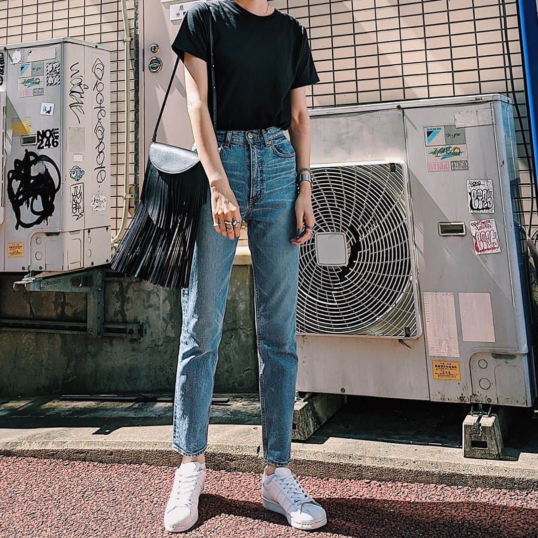 のインスタグラム：「〻🦁🍋🍨🍹 simple‥📓 ラフな格好だから ポイントでフリンジさん♡ ． ． #fashion  #MOUSSY #MOUSSYSNAP  #teampixel #baroque_pixel #pixelで撮影」