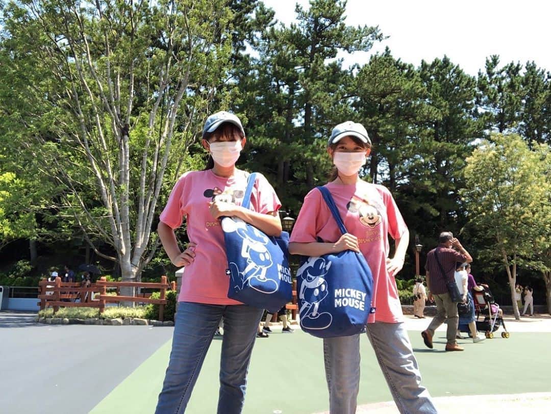 嶋村瞳さんのインスタグラム写真 - (嶋村瞳Instagram)「. 🏰Part①🏰 そいえばこの間ね、事前予約2回目も当たってね、 シーの次はランドにママと行ってきたよ♥ 親子コーデしたの😍Tシャツも帽子もトートバッグもシーで全て購入してから、ランドに来たよ(  ᐛ ) 友達とおそろコーデはあるけど、親子コーデなかなかないでしょ？💕 それだけ仲良しってことよ♥ 人も少なかったよ。 . . #ディズニーランド #マスクも思い出」8月22日 21時07分 - hitomi_shimamura_official