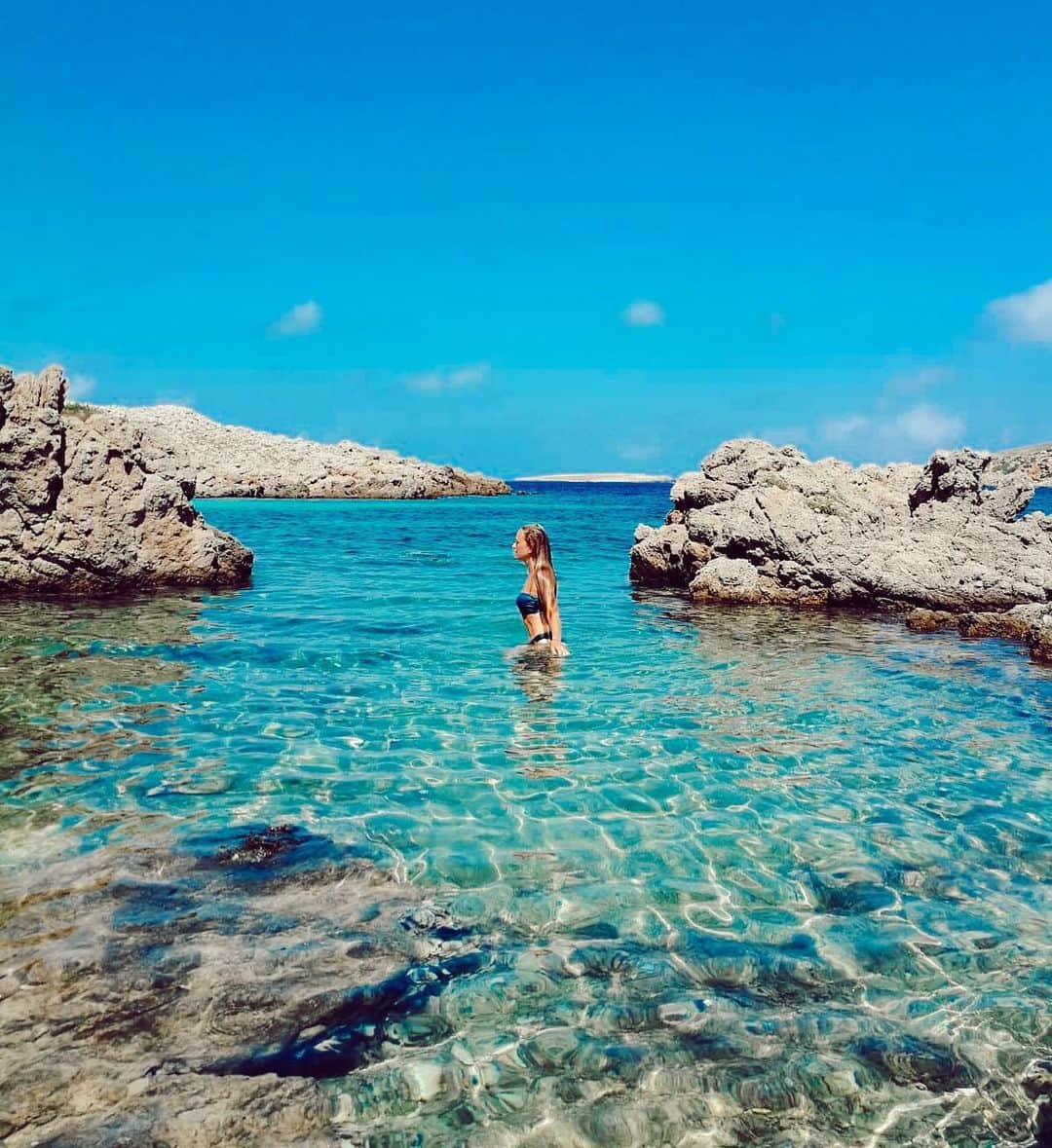 ライア・グラッシのインスタグラム：「🐠Bajo del mar, bajo del mar Vives contenta siendo sirena Eres feliz Se que trabajan sin parar Y bajo el sol para variar Mientra nosotros siempre flotamos Bajo del mar 🦀🐡 . . Pic by @brunospagnuolo 🐚 #lasirenita #bajodelmar #cancion #menorca #disfrutando #vacaciones」