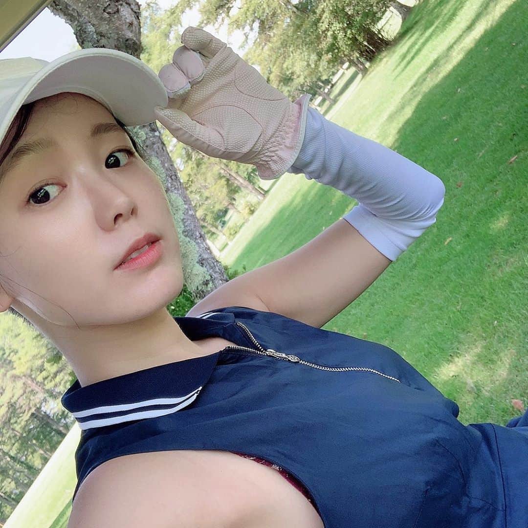 のインスタグラム：「ノースリーブワンピにアームォーマーで絶対的に二の腕焼ける謎のゴルフコーデパターン🙋‍♀️ 暑さ限界でポロシャツが着れなかったの😭😂🤣. みなさま熱中症にご注意を🥵🙌‼️‼️私は相変わらずたくさん食べてたくさん運動しています🚶‍♀️ . . . #golf#golfstagram#golflife#ゴルフウェア#ゴルフ女子#ゴルフ上手くなりたい#現実はきびしめ」