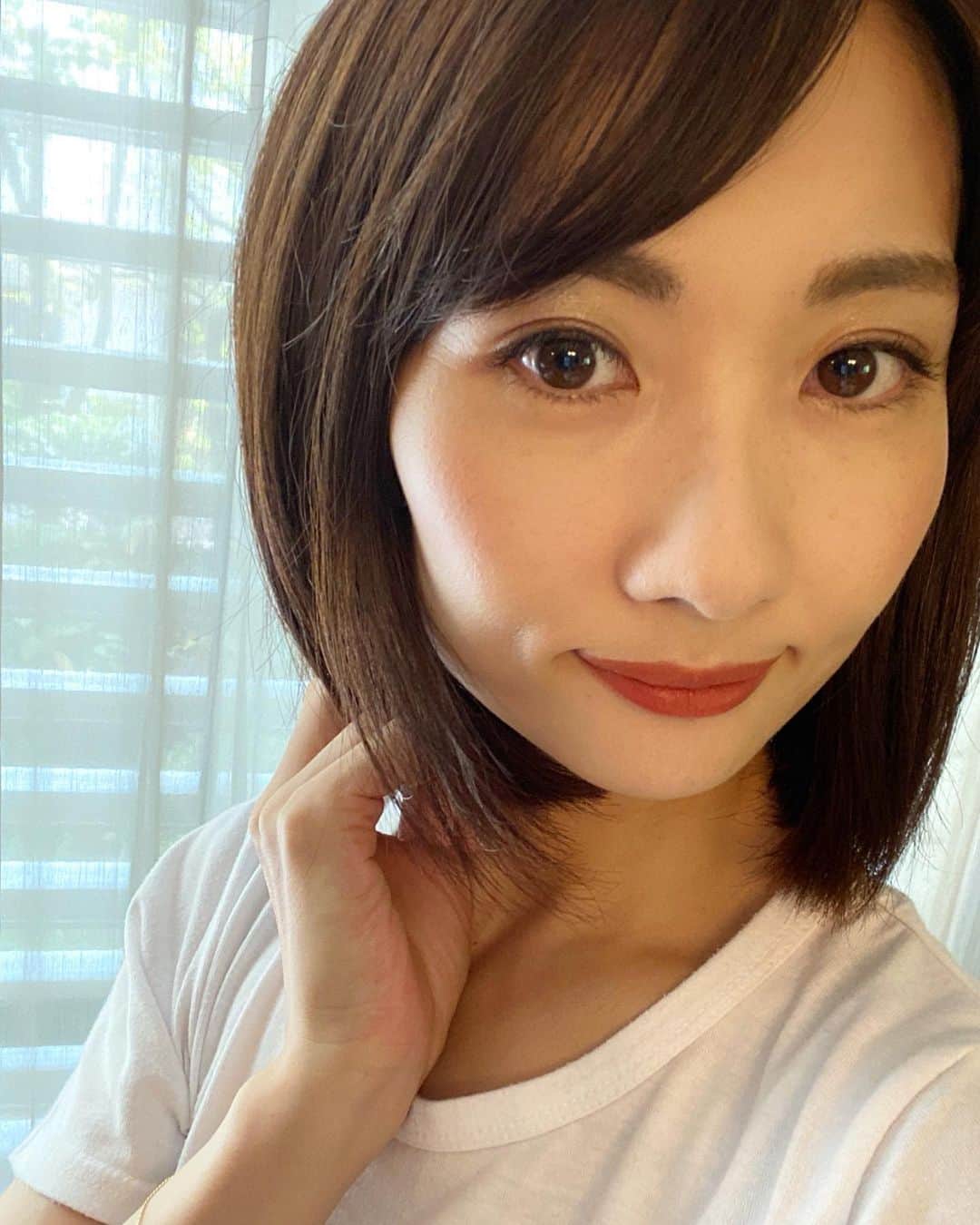 吉田早織のインスタグラム：「・﻿ ◼️ロレアル パリ　カラーリッシュ ルルージュ N﻿ ﻿ ﻿ リニューアルされた17色の中から﻿ 156 フレンチブラウンを使わせていただきました！﻿ ﻿ ﻿ サテンのような上品な発色💄﻿ 落ちにくいので、マスクにもあまり付きません✨﻿ ﻿ ﻿ アルガンオイルをはじめとするケア成分が50%配合されているので、﻿ 塗り心地はなめらかで唇の潤いを保ってくれます。﻿ ﻿ ﻿ 秋冬にぴったりなカラーがたくさんあるので﻿ 発売が楽しみです☺️﻿ ﻿ ﻿ ﻿ 2020年9月11日 全国発売﻿ 2020年8月28日 ロフト／2020年9月4日 PLAZA・MINiPLA 先行発売﻿ ﻿ ﻿ ﻿ ﻿ ﻿ #ロレアルパリ﻿ #lorealparis #rouge  #カラーリッシュルルージュ #cosmetics #コスメ #コスメ好きさんと繋がりたい #新作コスメ #新作リップ」