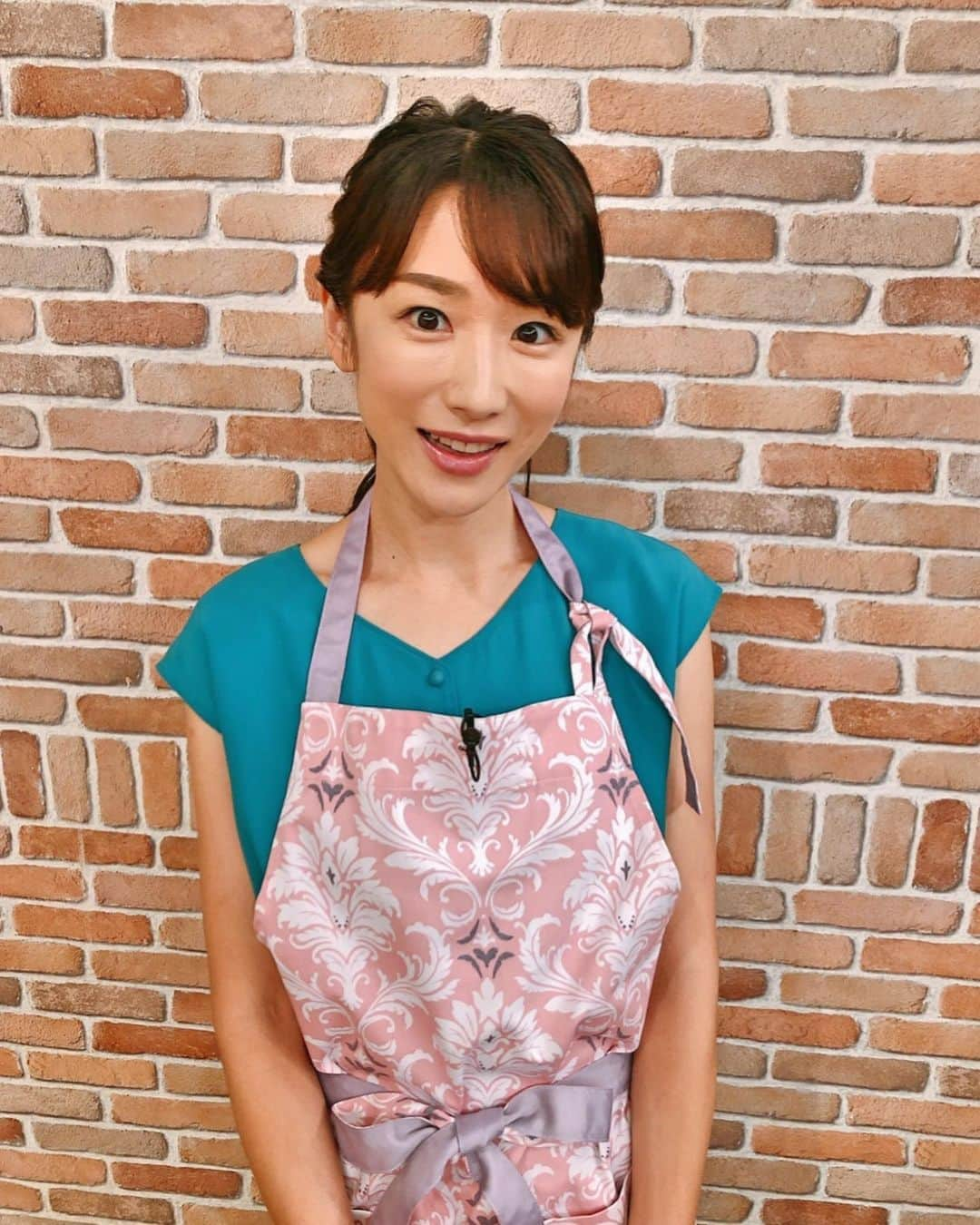 堂真理子さんのインスタグラム写真 - (堂真理子Instagram)「昨日の「おかずのクッキング」は、あんかけ焼きそばをご紹介しました♫ この夏のテーマ、「ちょっと辛い」仕上がりになっています😊テキスト8/9月号に掲載されています❣️  ☆エプロン… #Francfranc ☆ワンピース… #Viaggio Blu  　#おかずのクッキング　#料理　#レシピ　#焼きそば　#あんかけ焼きそば #ピリ辛 　#テレビ朝日　#堂真理子　#アナウンサー　#アナウンサー衣装」8月22日 21時20分 - mariko_do