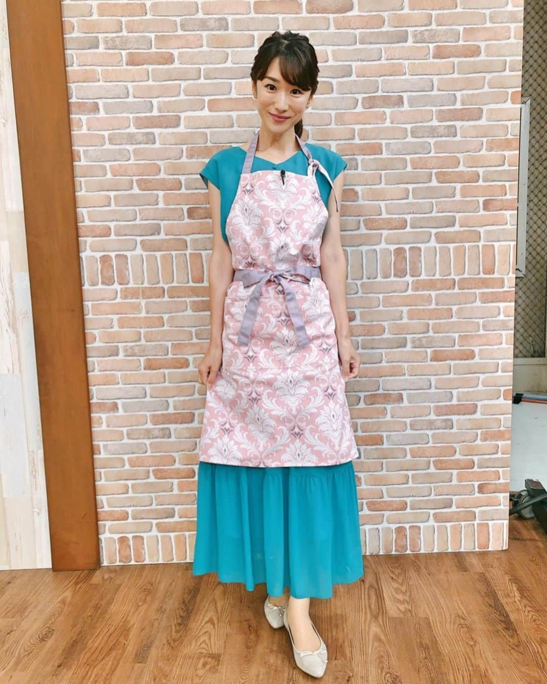 堂真理子さんのインスタグラム写真 - (堂真理子Instagram)「昨日の「おかずのクッキング」は、あんかけ焼きそばをご紹介しました♫ この夏のテーマ、「ちょっと辛い」仕上がりになっています😊テキスト8/9月号に掲載されています❣️  ☆エプロン… #Francfranc ☆ワンピース… #Viaggio Blu  　#おかずのクッキング　#料理　#レシピ　#焼きそば　#あんかけ焼きそば #ピリ辛 　#テレビ朝日　#堂真理子　#アナウンサー　#アナウンサー衣装」8月22日 21時20分 - mariko_do