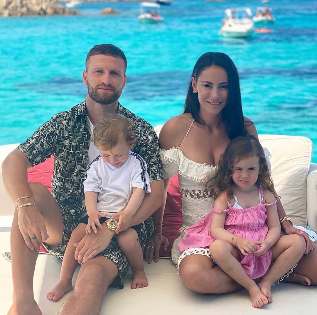 シュコドラン・ムスタフィのインスタグラム：「It was a short but a beautiful holiday ❤️ Now with recharged batteries back to London to start the recovery 💪🏼🔋 #SM20 @vjosa.mustafi」