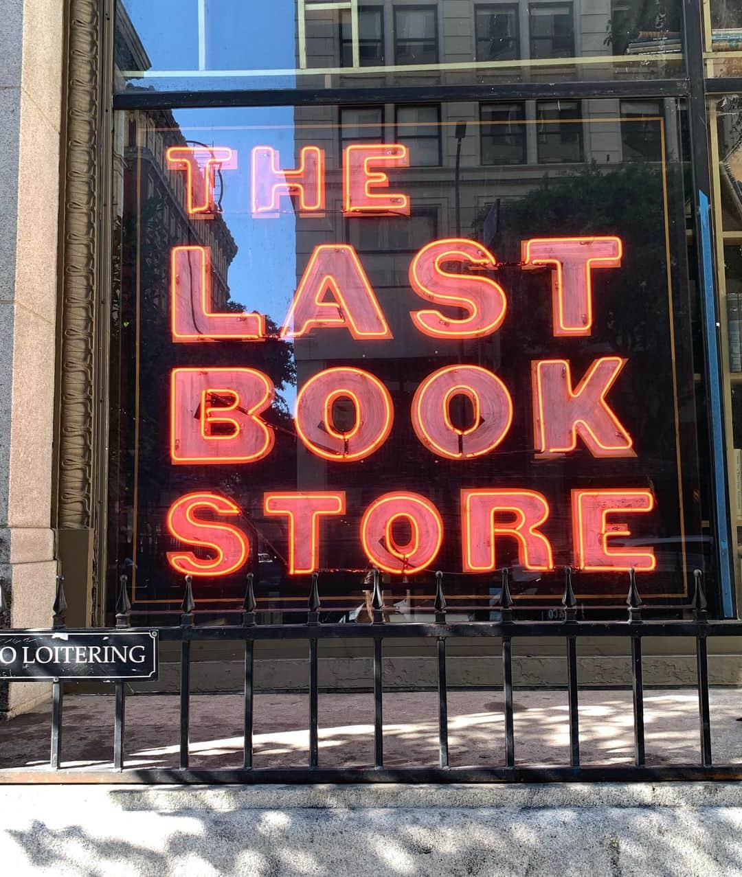 佐藤優津季さんのインスタグラム写真 - (佐藤優津季Instagram)「よっこらっしょ🤳 #thelastbookstore で買ったTシャツ🗽  #ootd  #skirt #apc #アーペーセー #boots #drmartens #10ホール  ❤︎」8月22日 21時15分 - yuzuki1996