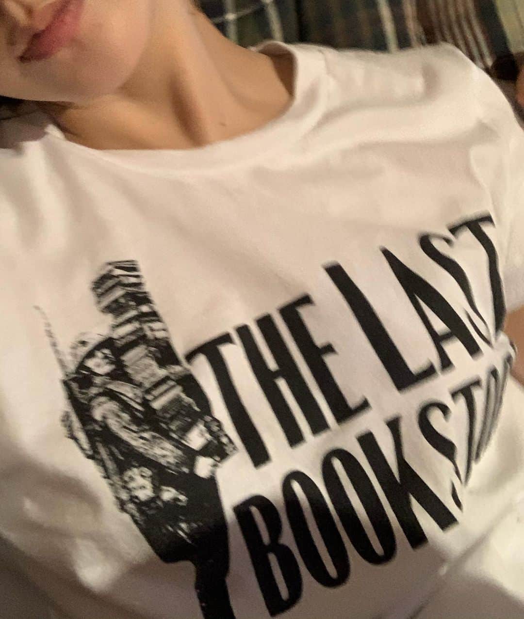 佐藤優津季さんのインスタグラム写真 - (佐藤優津季Instagram)「よっこらっしょ🤳 #thelastbookstore で買ったTシャツ🗽  #ootd  #skirt #apc #アーペーセー #boots #drmartens #10ホール  ❤︎」8月22日 21時15分 - yuzuki1996