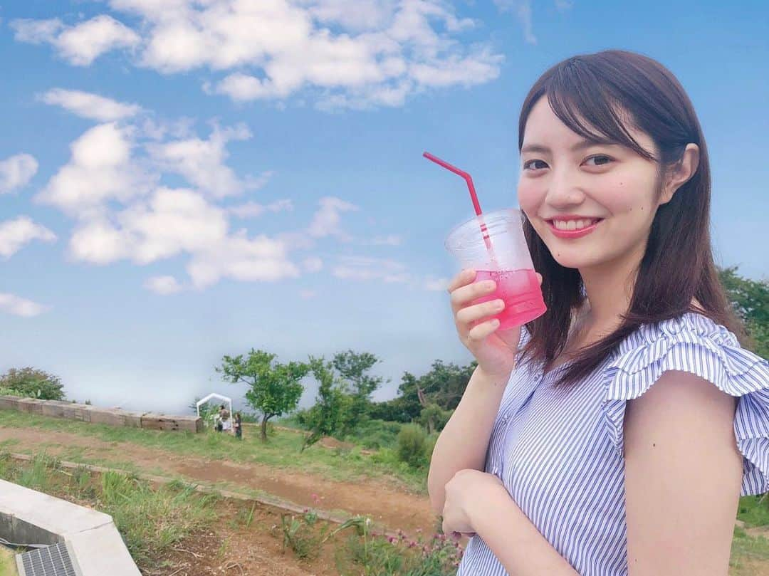 藤原美歩のインスタグラム：「熱海の絶景カフェ🌿﻿ ﻿ 熱海のアカオハーブ&ローズガーデン🌹の中に熱海の自然を感じられるカフェ☕️を発見🔍﻿ ﻿ 早く静岡に帰れるようになるといいな〜！﻿ ﻿ ﻿ ⚠️カフェに入る前に庭園の入園料がかかります！﻿ ﻿ ﻿ ﻿ ﻿ ﻿ ﻿ #サロンモデル #サロモ #サロン撮影 #作品撮り  #ヘアアレンジ #撮影モデル #撮影データ #スタイリング #カフェ巡り好きな人と繋がりたい #カフェ巡り#カフェ好きな人と繋がりたい #熱海 #熱海旅行 #静岡 #静岡観光 #静岡旅行 #国内旅行 #女子旅 #ドライブ #タビジョ #ワンピース #ワンピースコーデ #夏コーデ #夏 #海 #休日の過ごし方 #休日 #過去pic #熱海カフェ #静岡カフェ」