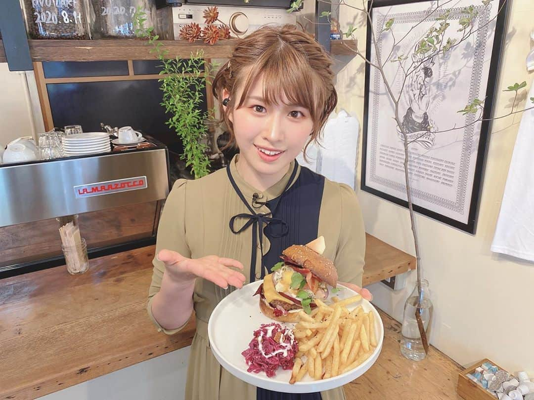 佐藤朱さんのインスタグラム写真 - (佐藤朱Instagram)「桃とゴルゴンゾーラのハンバーガー🍑🍔✨ 桃とゴルゴンゾーラチーズ、とっても合います😳 . サタデーウォッチン、 今週は「トレタテ出張編！」 SENDAI COFFEE STAND をご紹介しました😃 インスタ映えなカフェですよ〜〜 #sendaicoffeestand」8月22日 21時16分 - akari_miyagi