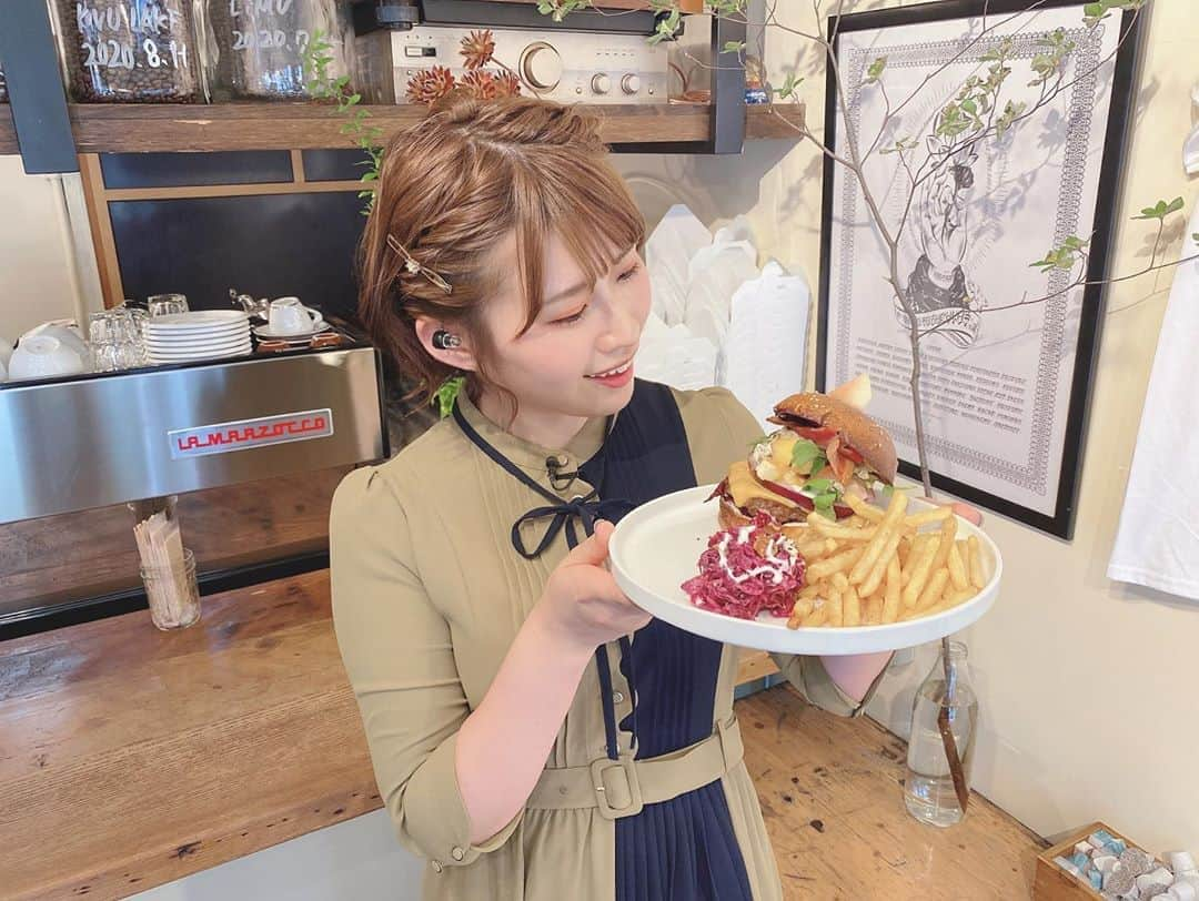 佐藤朱さんのインスタグラム写真 - (佐藤朱Instagram)「桃とゴルゴンゾーラのハンバーガー🍑🍔✨ 桃とゴルゴンゾーラチーズ、とっても合います😳 . サタデーウォッチン、 今週は「トレタテ出張編！」 SENDAI COFFEE STAND をご紹介しました😃 インスタ映えなカフェですよ〜〜 #sendaicoffeestand」8月22日 21時16分 - akari_miyagi