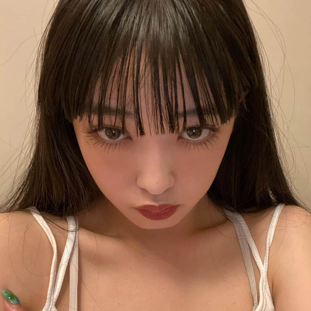 のインスタグラム：「🦩♡ . . . . . . . . . . #黒髪 #黒髪ロング #ロングヘア #スーパーロングヘア #前髪  #赤リップ #ぱっつん前髪 #マスカラ #黒髪ぱっつん  #撮影 #streetfashion #作品撮り #サロモ #サロンモデル #古着 #シースルーバング #ootd #ootdfashion #streetstyle #いいね返し #instagood #instalike  #前髪 #まつげ #ワイドバング #オン眉 #ootd4nylonjp #自撮り #selfie #streetphotography #セナ」