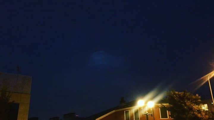 のインスタグラム：「帰り道の稲光三ヶ所。夏。 雨そろそろでしょうか。夏！ やっぱ夏はいい！」