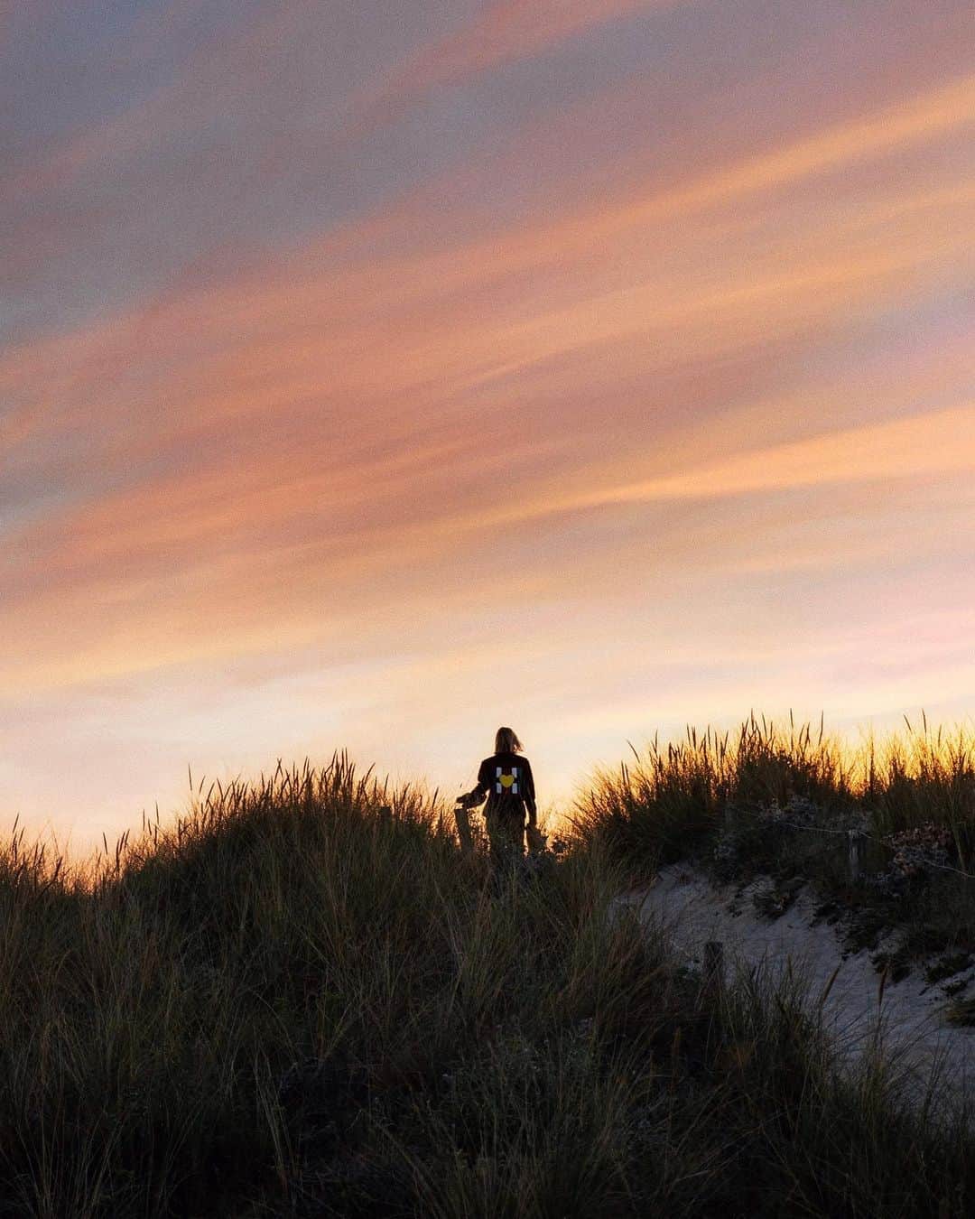 NICOLAS SIMOESのインスタグラム：「sunset over and over 🧡」