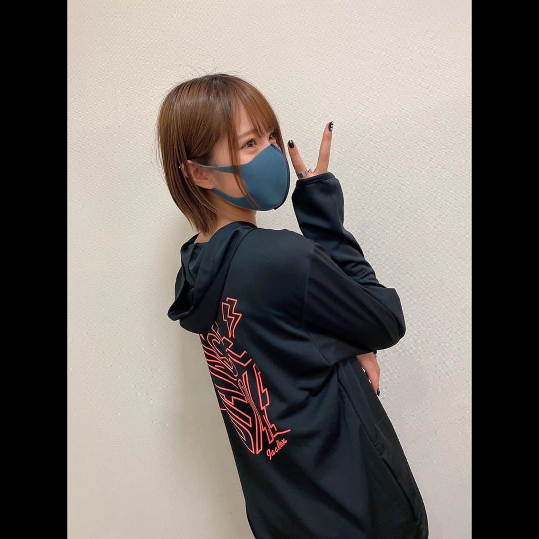 のインスタグラム：「#だんさぶる！の新しい グッズパーカー✌🏻﻿ ﻿ ﻿ 速乾性に優れ、紫外線対策にも効果的なドライメッシュ素材のパーカー！﻿ 薄手生地の為、各種スポーツをはじめオールシーズン多目的にご着用がいただけます！﻿ ﻿ とのことです！(ホームページそのままコピーしてきました笑)﻿ ﻿ ﻿ シンプルで着やすくてお気に入り😛✨﻿ 担当カラーに別れてて6種類あります！﻿ ﻿ 私は赤〜❤️✌🏻﻿ ﻿」