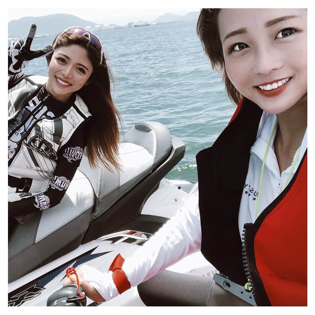 ARIKAのインスタグラム：「瀬戸内海🌊 . どーしても海に行きたくて 東京帰る前日に🏖🐠☀️ 海のドライブは最高〜💙 海から見る瀬戸大橋は絶景だよ❣️ 島田カップルお似合いすぎ🥺 可愛い後輩ちゃん💕 2人の幸せを願ってます🥰✨ . #瀬戸内海 #setouchi #kagawa #sea #drive #friends #jetski #ジェットスキー #海遊び #おひとり様 #女性のひとり暮らし #写真好きな人と繋がりたい #お洒落さんと繋がりたい#summer #workout #makeup #hair #me #girl #swag #l4l #love #selfie #follow #bestoftheday #tokyo #ライバー」