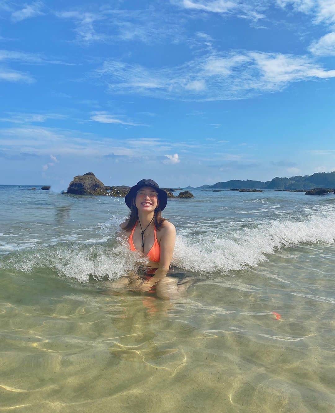 acaneのインスタグラム：「・ 海がずっと苦手やったけど、 久しぶりに友達と海に行って 今年初めて、夏らしいことしたけど 海が好きになった🥳✨ ・ とっても楽しかった🏖❤︎ 友達みんなスタイルよくて むちむちなのあかねだけで気まずかった☺️💩」