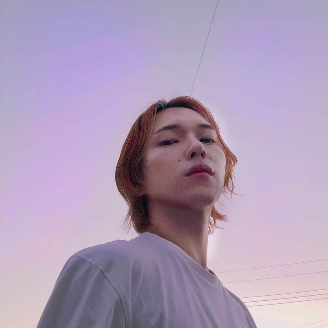 NAOPISのインスタグラム：「髪の毛も順調に伸びてきてうれしい🥺﻿ ﻿ 我慢どころの長さだけど耐え抜く🙆‍♀️(いま本当00年代の学園モノドラマにでてくるギャル男みたい)﻿ ﻿ では今日もいい夜を🌉」
