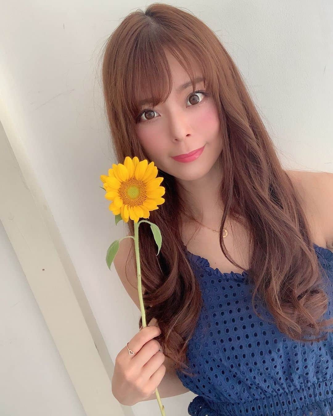 のインスタグラム：「#GPS撮影会 参加してくれた皆様ありがとうございました😊 今日のお気に入りの一枚🌻✨ 夏❗️って感じですねっ🌻✨ ひまわりの小道具可愛く使いました😊😊 いつもと微妙にメイクが違うんだけどわかるかなー⁉️アプリだとさらにわかりにくいかな⁉️😅 .  #撮影会　#撮影会モデル #モデル #model #レースクイーン #高身長 #高女子 #撮影会 #全身 #172cm #スタジオ撮影　#スタジオ撮影会 #撮影好きな人と繋がりたい　#フィルター越しの私の世界  #ファインダー越しの世界  #ひまわり　#一輪の花」