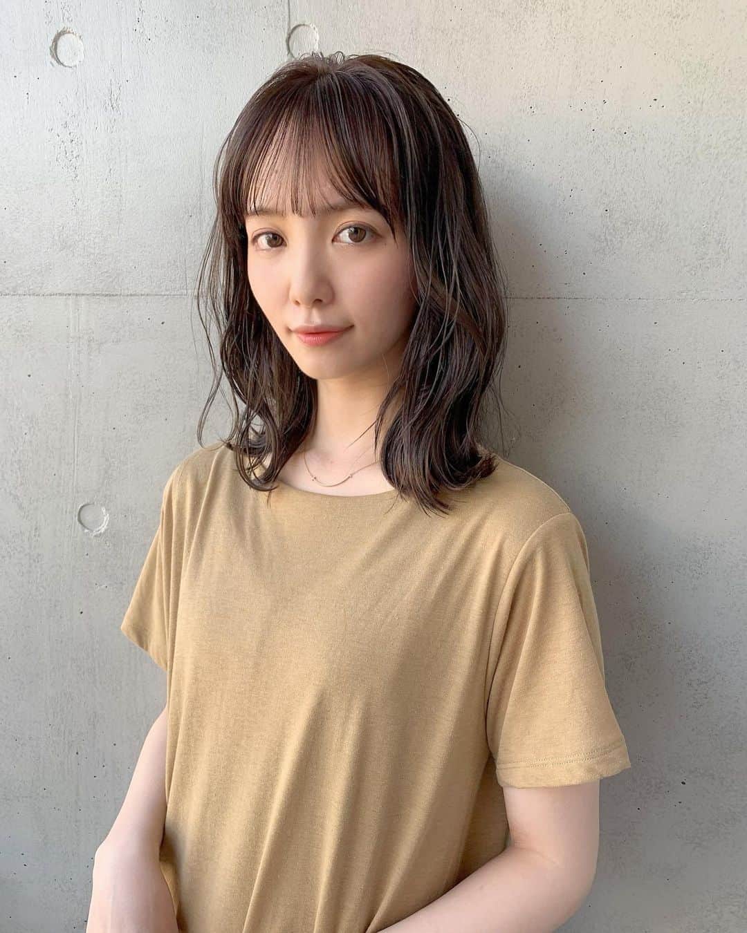 のインスタグラム：「. . ヘアメンテナンス＊＊ @yanagihara_hiroki さん担当！ 落ち着いた色だけど垢抜けて見える！ コテで巻かなくてもお洒落な形だからセットが楽！ いつもありがとうございます😋 . . #soie #hair #haircut #hairarrange #bleach #medium #カラー#カット #表参道 #美容室  #表参道美容室 #ヘアカット #ヘアアレンジ #前髪 #ミディアム #ヘアカラー #ヘアスタイル #黒髪 #ヘアカラートレンド #ヘアオイル #バーム #山根千佳 #unknownjapan #discoverjapan #instagood#instalike #instalove#instapic#unknownjapan#discoverjapan」