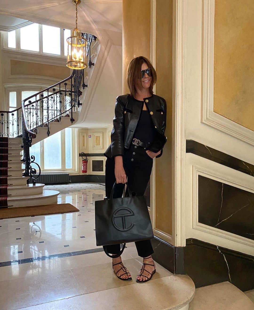 カリーヌ・ロワトフェルドのインスタグラム：「Ready for the weekend. Thank you for the treat @TelfarGlobal, love my bag 🖤」