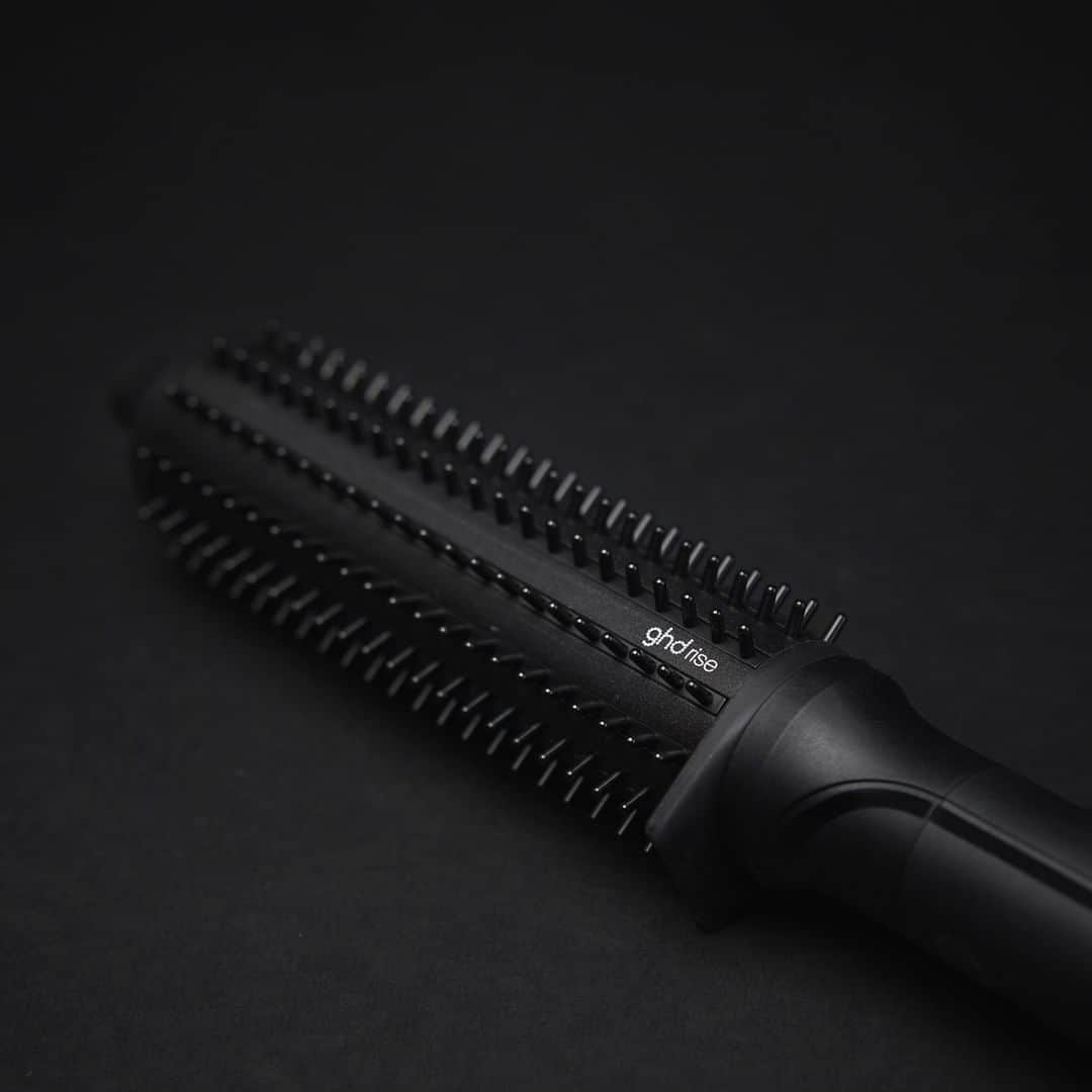 ghd hairさんのインスタグラム写真 - (ghd hairInstagram)「The ghd rise does something that NO OTHER hot brush does. Containing smart technology, it measures the temperature at 250 times a second 🤯 it detects the hair it’s styling and adjusts the power, ensuing optimum styling temperature of 185°C at all times 👏 ​  #ghdrise​ #goodhairday #volumisinghotbrush #volume #volumising #newtool #hairinnovsyion #hotbrush」8月22日 21時35分 - ghdhair