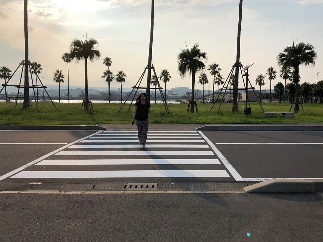 上大迫祐希さんのインスタグラム写真 - (上大迫祐希Instagram)「・ 横断歩道を渡るのが楽しそうな上大迫です👣  ・  #夏 #夕暮れ時 #空 #ヤシの木 #椰子 #横断歩道 #芝生 #海 #photo #smartphone #summer #august #sunset #sky #palm #pedestriancrossing #lawn #sea #mediumhair #skirt #l4l #flowerprint #instapic #instagood #instafashion #instagram  ・ #女優 #上大迫祐希 #actress #kamioosakoyuuki」8月22日 21時46分 - y_kamioosako