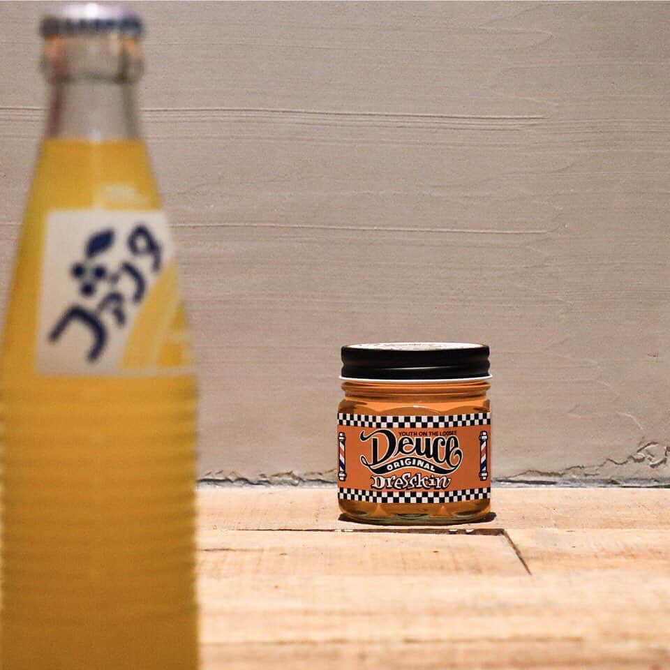 のインスタグラム：「••• 今回の香りはあの、ファンタオレンジ🍊昔懐かしのファンタです。大好きなファンタを、今回は香りに落とし込みました。爽やかでスカッとしたファンタオレンジ。 何度も何度も作り直したこの香りをお楽しみに✨ . DRESSKIN別注 Deuceグリース. 8月25日13時発売予定. . ••• DRESSKIN🎩 Men's grooming online store🤵🏻 https://dresskin.com ⇨プロフィールからご覧ください👀 🌏For international customer ⇨https://global.dresskin.com✈️ ••• #deuce #deucegrease #fantaorange #dresskin #menshair #mensgrooming #pomade #gentleman #barbershop  #デュースグリース #ドレスキン別注 #ファンタオレンジ #ファンタ #ドレスキン#メンズコスメ #メンズグルーミング #美容男子 #シェアコスメ #メンズヘアスタイル #バーバーショップ #バーバースタイル #バーバーアイテム #フェード #ポマード」
