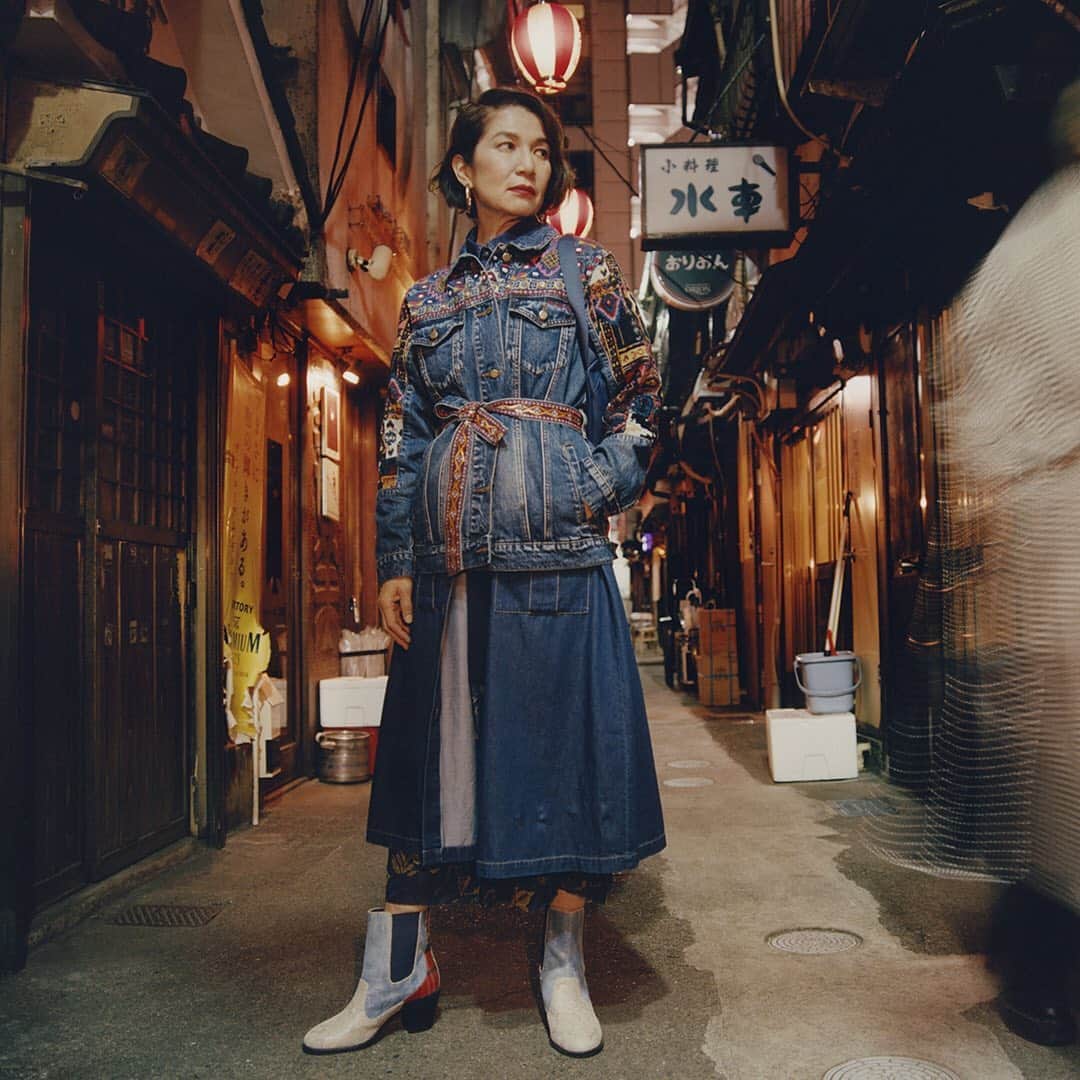 デシグアルさんのインスタグラム写真 - (デシグアルInstagram)「@mamaluli on a traditional  street of Tokyo, showing us how to make it with #LaDifference FW20.. Welcoming the new  season with total denim looks!」8月22日 21時41分 - desigual