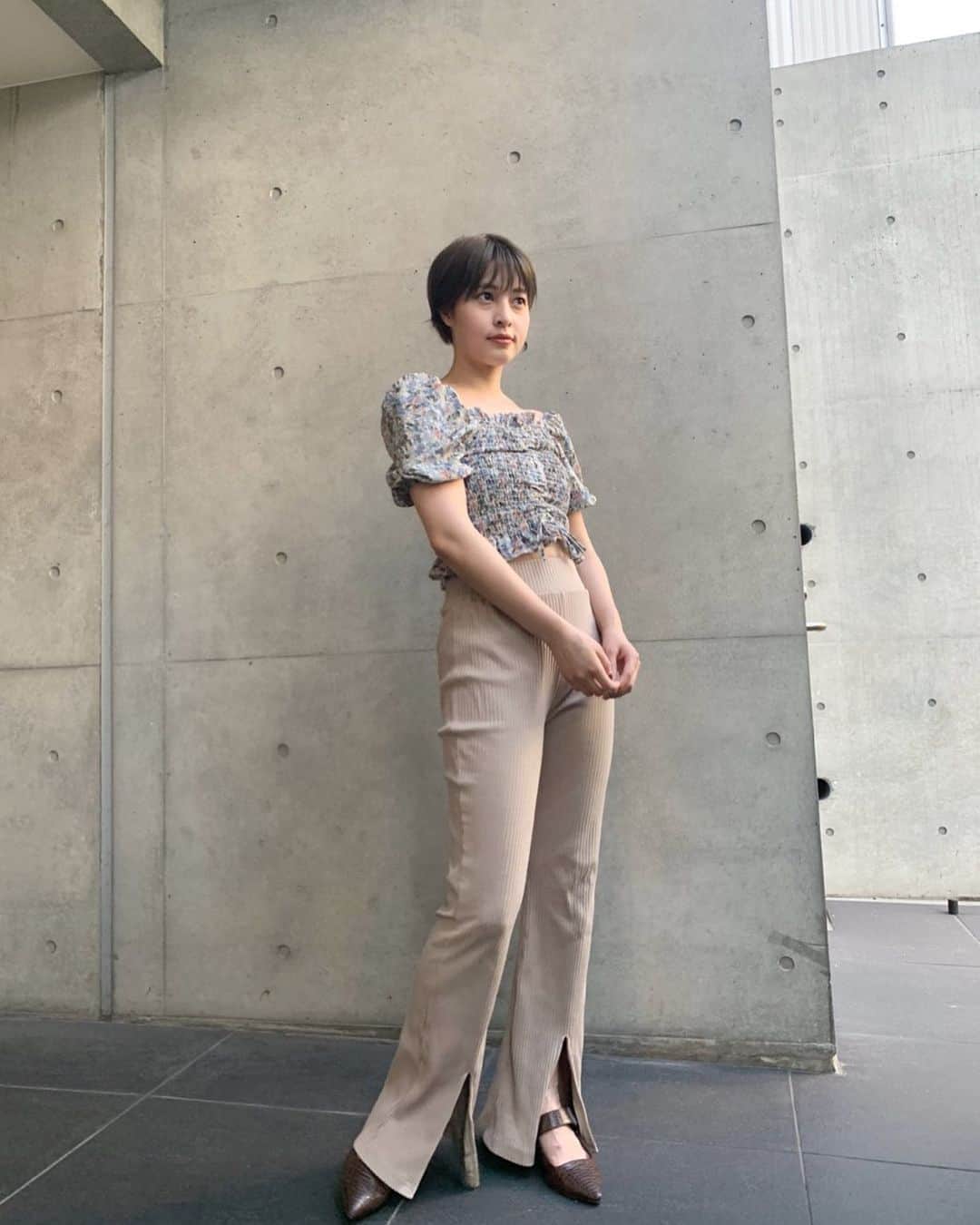 えなちぃのインスタグラム：「【低身長さんお悩みをこれで解決‼️】 　 こちらのトップスはスタイルアップ効果があります❗️ また上に柄物を持ってくると、目線は上にいくので、良きです‼️ . チラッと見えるお腹で抜け感も❤️❤️ このパンツは、去年？一昨年くらいに 2色買いしたパンツ😍 脚長効果抜群すぎて、めっちゃ履いてます🤣笑」