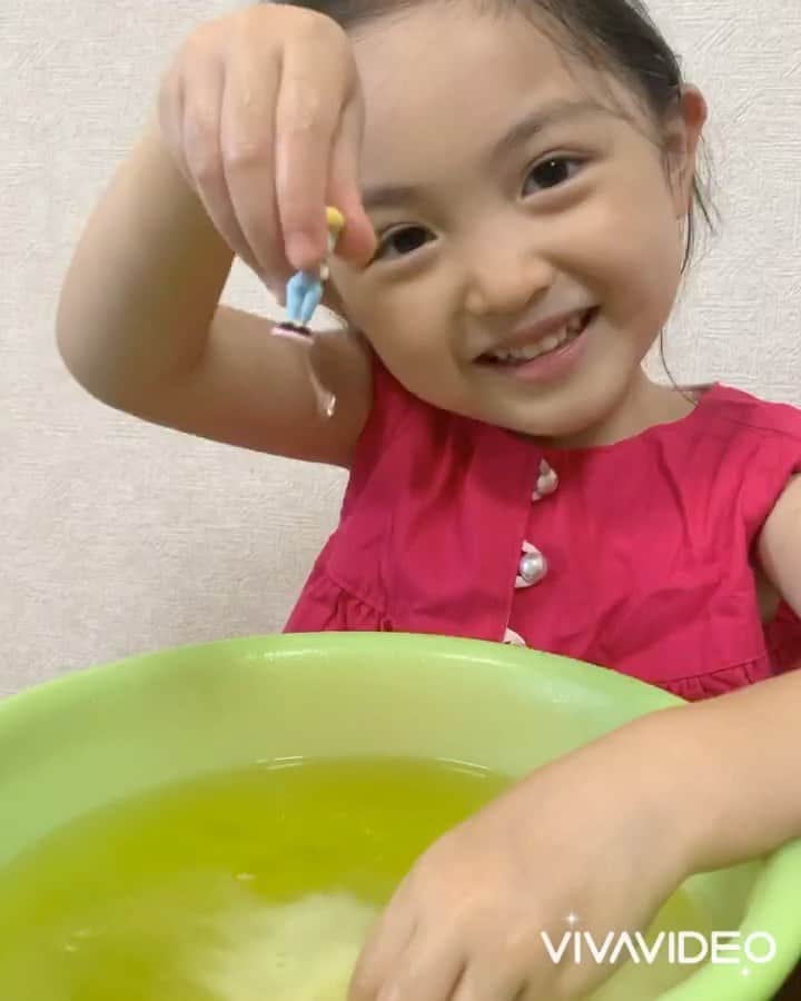 satomiのインスタグラム：「🛁🧼 . . ダイソーで購入した #あわボム で遊んだよ💛💛💛 . 混ぜておもちゃを入れて固めて お湯に入れたらしゅわしゅわ〜🥳✨✨ . 固まるまで置いてたらまん丸が ぺしゃんこになっていたよ🤣💞 . 一緒に楽しめました❤️❤️❤️ . . #4歳 #4歳11ヶ月 #59ヶ月  #ダイソー #DAISO #泡ボム #インスタキッズ #ベビフル #ママリ#コドモノ #コズレ #ママトコ」