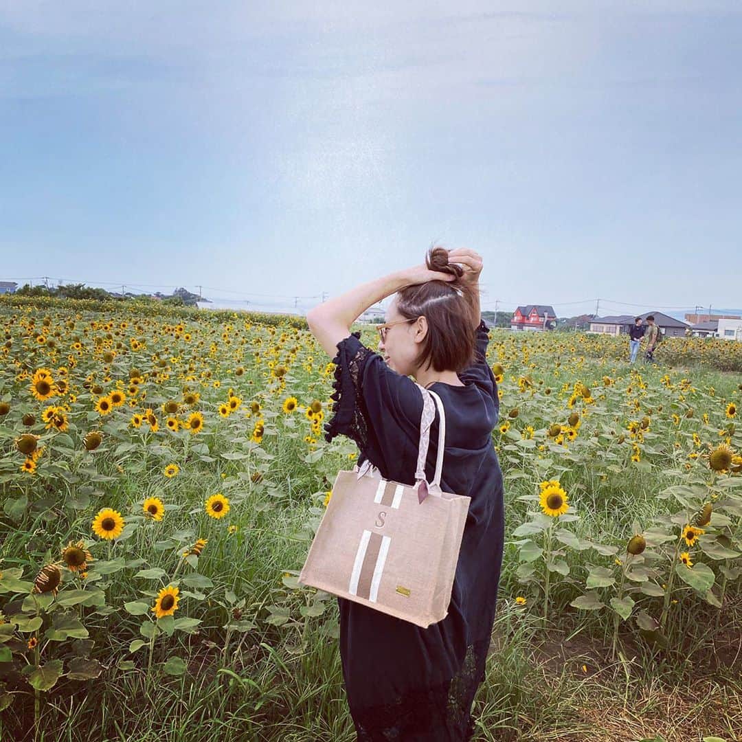 小泉里子のインスタグラム：「また向日葵畑🌻  姪っ子の友達が作ってくれた、ハンドメイドのバッグ。 クオリティーが高くて、おったまげた。 ありがとう、私にまで素敵なプレゼントを♡  #ハンドメイド #普通に話せる22コ下 #年の差にゾッとするわ #ありがとう #嬉しいプレゼント」