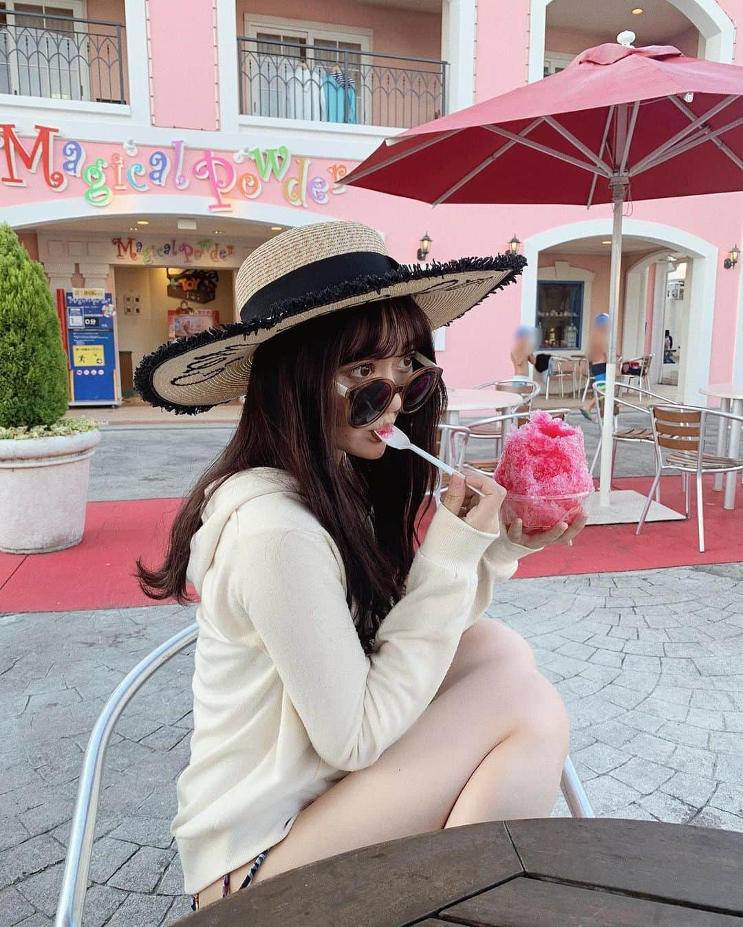 石綿日向子さんのインスタグラム写真 - (石綿日向子Instagram)「⠀⠀⠀ 水着見せれないかわりにあーん🍧 何味派ですか？ #アイドルはきっといちご味」8月22日 22時05分 - hinako_ishiwata