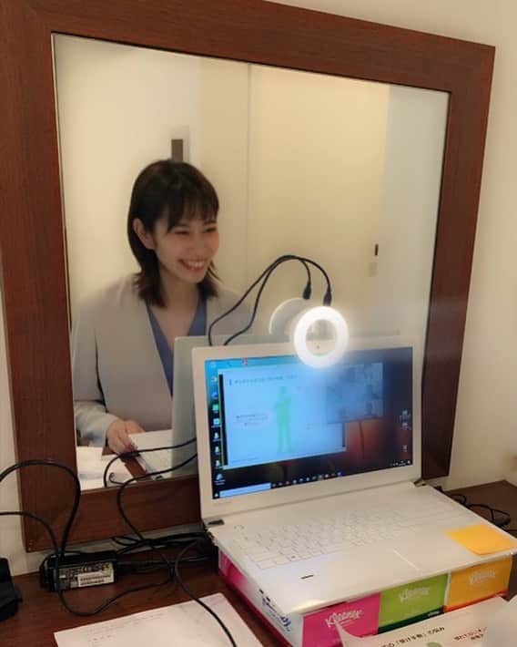 佐藤千晶のインスタグラム：「今日は一日話し方教室の オンライン研修講師でした！  お借りしたライト、便利…😳  #話し方教室 #講師 #kees」