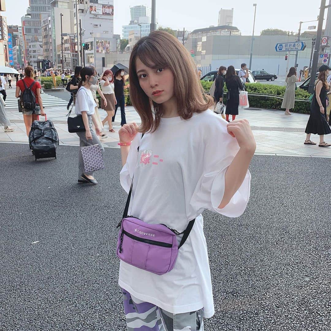 江藤由羽さんのインスタグラム写真 - (江藤由羽Instagram)「嫁ニーTシャツやっぱ可愛すぎる🤦‍♀️🤦‍♀️🤦‍♀️ Tシャツ🦍S◯X SOCKS パンツ🦍WEGO バッグ🦍CONVERSE(WEGOで売ってた) 本体🦍ちゃんゆう #soxsocks #wego #converse」8月22日 21時59分 - chanyu_jp