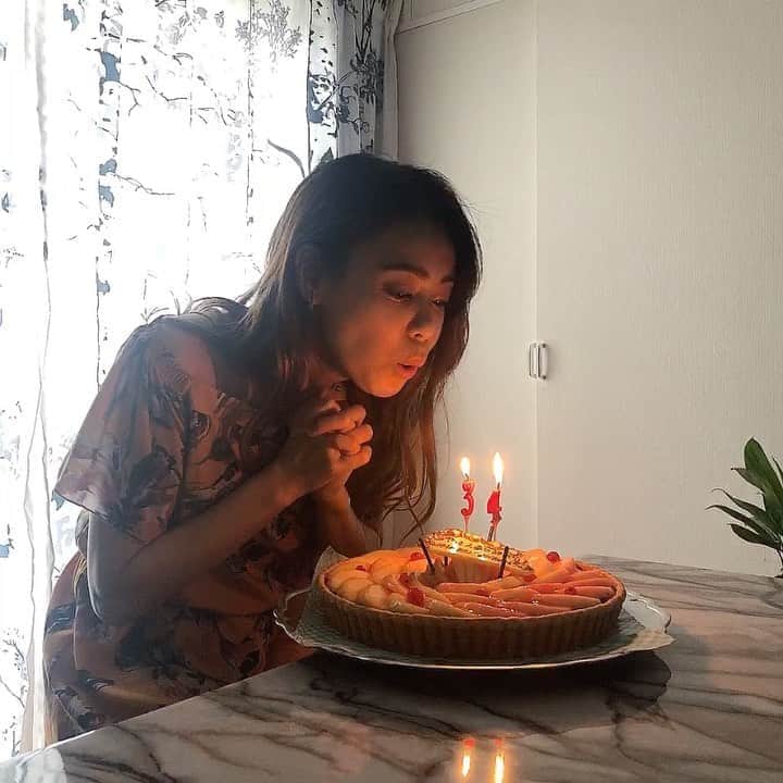 のインスタグラム：「♡ BD WEEK🎂 ・ 最後は家族と。 ・ ・ お墓参りとBDP!! みんなにお祝いしてもらえて 幸せだー🌿 ・ ・ 大好き❤ ・ ・ ・ #1日1大好き #優美 #ゆうみ #me #昭和感 #大好き #ダイスキ #daisuki #love #❤️ #birthdaycake #quilfaitbon」