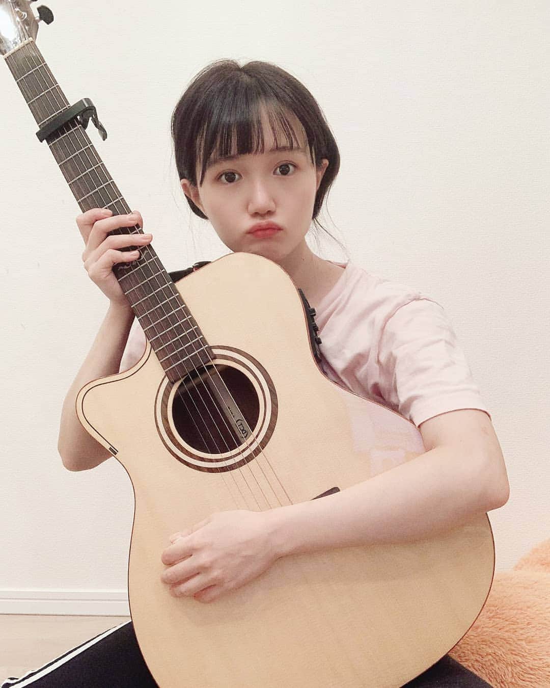 尾崎由香のインスタグラム：「#アコギ　チャレンジ🎸  だんだん弾けるようになると楽しい😌 努力は裏切らないね💪  皆んなに弾き語り披露出来るまで頑張るから待ってて下さい✨  コレサワさんのライブDVD観て気分上げて、寝よう😪  #ギター　#アコギ　#アコースティックギター」