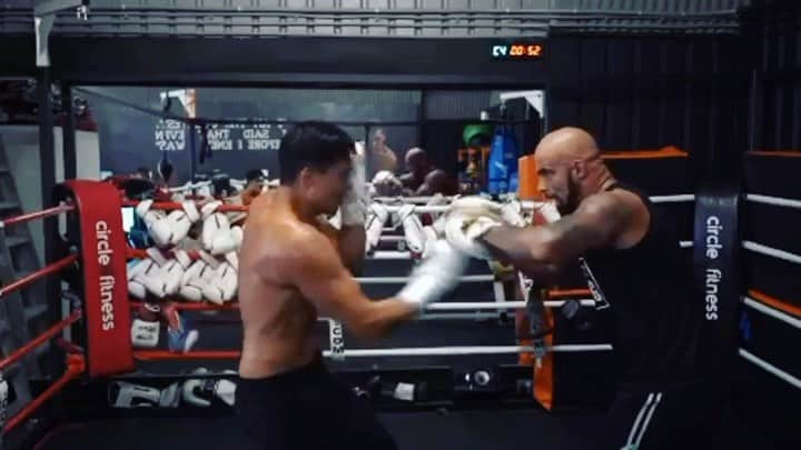 ルイス・タンのインスタグラム：「Burning off all that paella and rioja, damn it feels good to hit things again with the legend @ianstreetz #muaythai #boxing #martialarts #stayready」