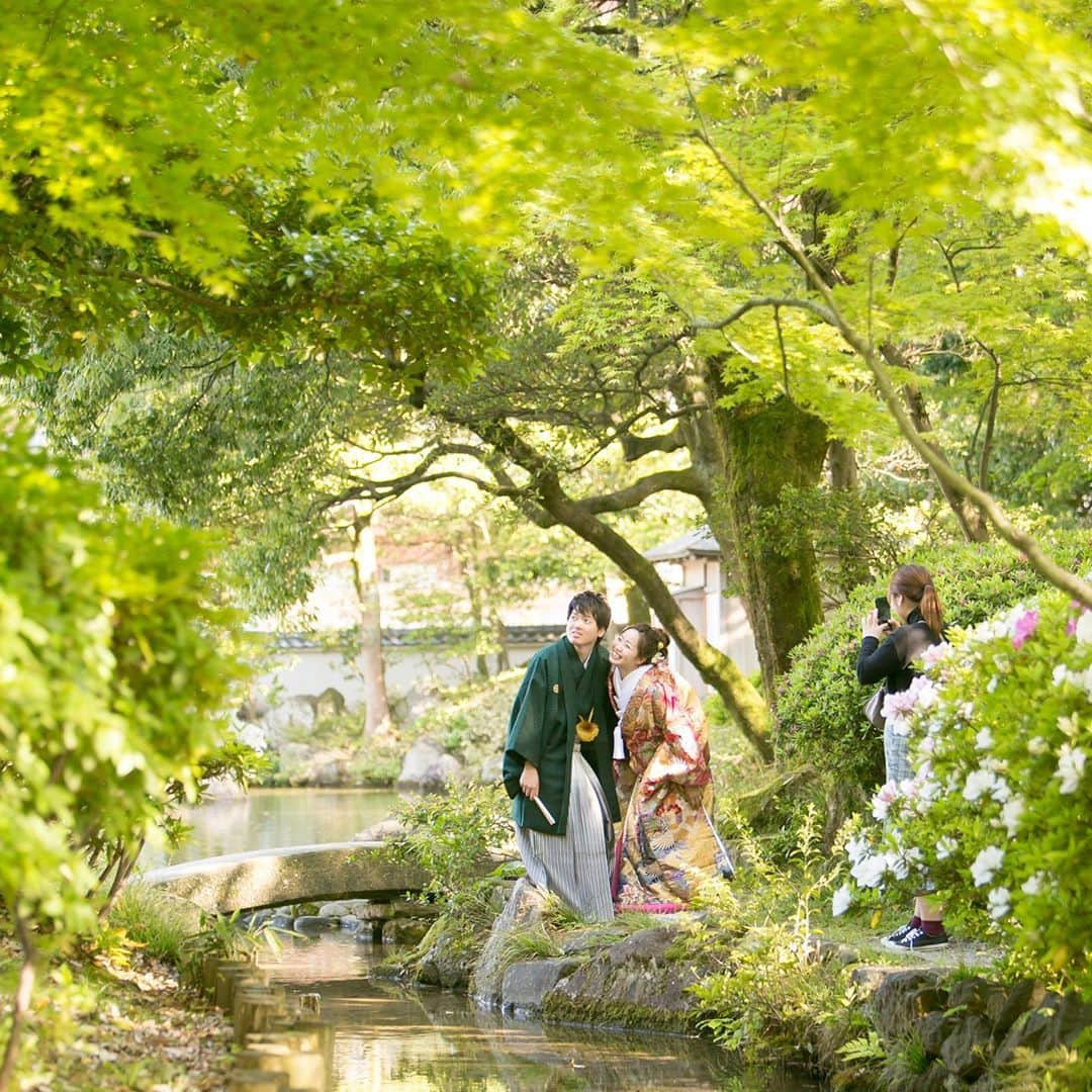 福井結婚式 ヴィラグランディス福井のインスタグラム：「【Photo shoot】  ・ ・ 美しい緑に包まれた中 撮影の合間での 自然体なおふたりのワンショット ・ ・ 自然に溢れる笑顔が とても素敵です ・ ・ ・ ふとした瞬間も すべてが幸せな時間に ・ ・ ・ ・ #ヴィラグランディス福井 #結婚式 他の写真も気になる方はプロフィールから公式HPもご覧ください▶︎▶︎▶︎」