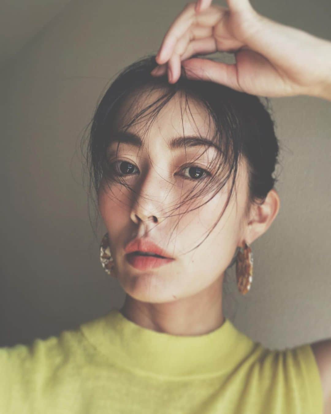 のインスタグラム：「生え変わってきたおでこ辺りの毛が伸びて、少量ではあるが前髪のような物が出来上がっている事に今日気付いた。 今まで前髪なんて一度も作ったことがないけど、もう少し年齢を重ねたら作ってみようかなと思ったりして。 やっぱりちょっとずつ好みって変わってくるわね。  #前髪のようなもの　#髪型　#本当は刈り上げたい　#hairstyle」