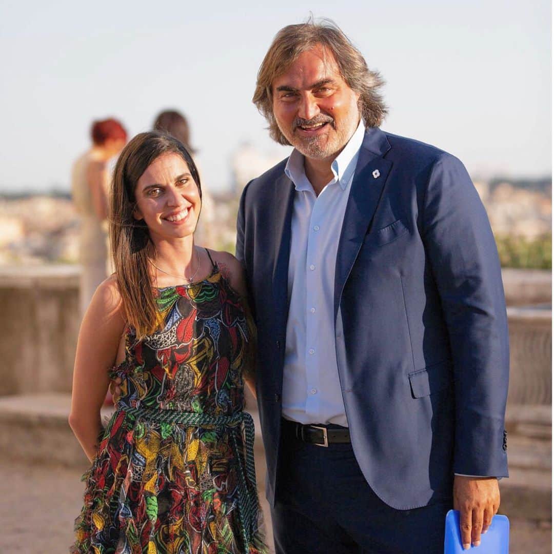 ヴァレンティーナ・マルケイのインスタグラム：「Glimpse of summer: Myllennium Award 🎖🎤  Il premio dedicato ai Millennials con lo scopo di valorizzarne le eccellenze in termini di creatività e innovazione.  Da due anni, grazie alla collaborazione tra Gruppo Barletta e Commissione Atleti del CONI, è nata la sezione MySport ideata con l’obiettivo di valorizzare gli atleti di livello nazionale (under 30) sui temi della dual career. Con MySPORT il CONI sfida i propri ragazzi ad uscire dalla propria comfort zone e a misurarsi in nuovi campi del sapere, invitandoli a presentare il proprio progetto in quattro diversi ambiti: imprenditoria, saggistica, formazione, comunicazione.  Mettere le basi per il futuro, per il post carriera, è fondamentale. Non farsi trovare impreparati ma coltivare il proprio talento per trasformarlo in un punto di partenza ed il Myllennium award è un’occasione per mettersi alla prova e un’opportunità da non perdere!  P.s. quest’anno ho avuto anche la fortuna di presentare la serata di Premiazione della sesta edizione al fianco di un Mito come @pierluigipardo che mi ha guidata e ha reso indimenticabile la mia prima esperienza da “presentatrice”🎤 Grazie @paulbarlett per la fiducia☺️ e ai miei colleghi della Commissione Atleti @conisocial perché siamo un team di lavoro fantastico!  @ninnimai ♥️ @missoni 👗🤩」