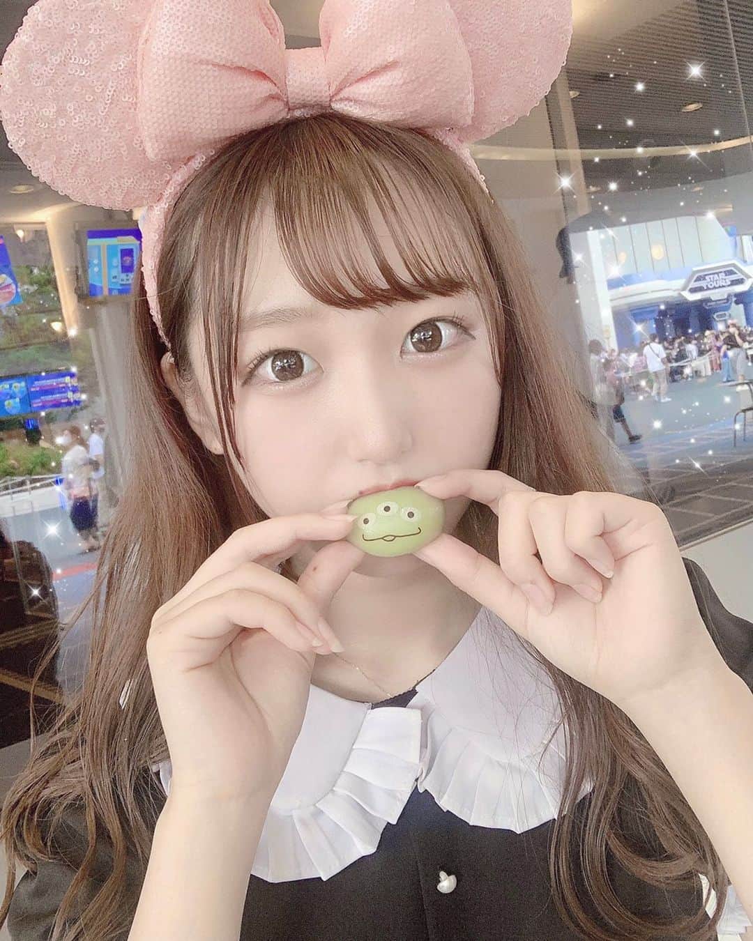 町田穂花のインスタグラム：「. . またまたディズニー投稿ごめんなさい🙏🏻 . リトルグリーンまんって 持つと盛れる気がするよね…（小声） . またディズニー行きたいな🥺🤍  #bubblestokyo #私服 #地雷系女子 #量産型 #量産型ヲタク#量産型ファッション #自撮り界隈 #リトルグリーンまん #tdl #ディズニーコーデ #ディズニーランド #disneyland #disneyphoto」