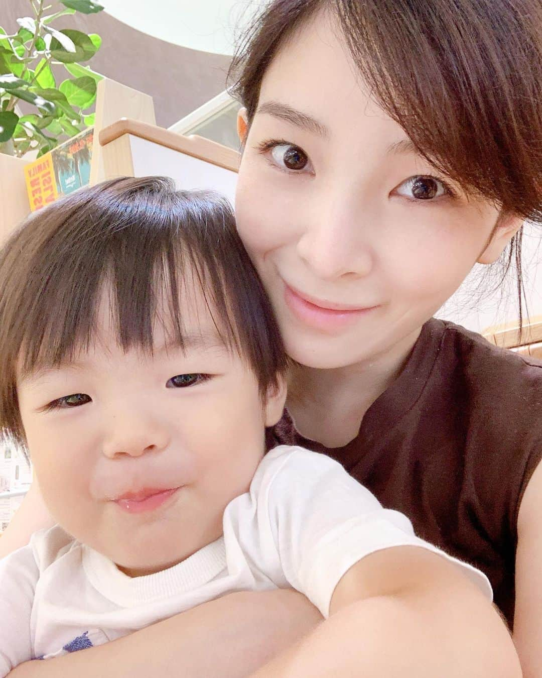 永峰絵里加のインスタグラム：「Mommy loves you!💓👦🏻・ ニコニコニヤニヤハグハグな時間。  ・ ・ ・ ・ ・ #momandson #myboy #mommylovesyou #hug #boymom  #息子とお出かけ #親子時間 #ぎゅー #妊娠8ヶ月 #今のうちに #動けるうちに #いっぱい遊ぼう」