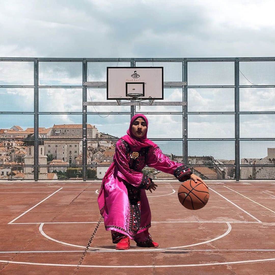 Vogueさんのインスタグラム写真 - (VogueInstagram)「“[In Baloch culture,] there’s certain clothes you wear to bed, there’s certain clothes you wear out, or to a funeral,” Halima Hossinzehi (@mama.limaa) says. “Sports are not as popular with Baloch women, so we don’t really have clothing for sports.”   Despite this, both Halima and her sister Sarah (@sarah.hossinzehi) often partake in sports as a hobby. “I’ve played basketball since I was young,” says Halima. “I was always a point guard and played on a team in high school.” Halima also used to play rugby in high school, while Sarah dabbled in basketball and volleyball as well. “I would play whatever she played,” Sarah says. As they noticed the lack of Baloch women on their teams, they got the idea to highlight their culture in an unexpected setting: the court. Tap the link in our bio to see more.」8月22日 22時25分 - voguemagazine