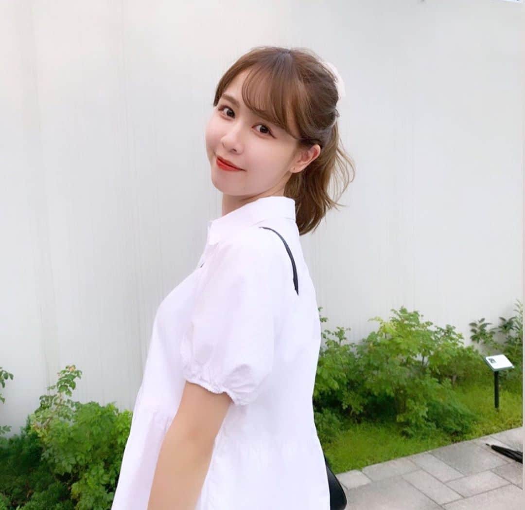 のインスタグラム：「． 今日も1日お疲れ様でした🥱🤍  明日は大好きな友達に久々に会えるのでるんるんです✌︎  今日もぽちっと投票していただけたら嬉しいです🕊  #ミス学習院#ミス学習院コンテスト#ミスコン#学習院#学習院大学#大学生#女子大生#ポニーテール」