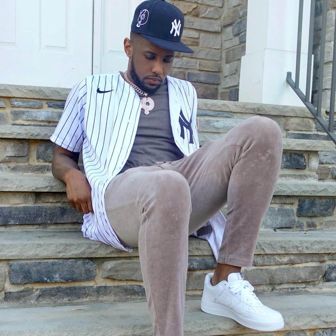 ファボラスのインスタグラム：「Wit that new blue Yankee on.. who but me ?   #AF1Rocafella2017 #OriginallyReleased2004」