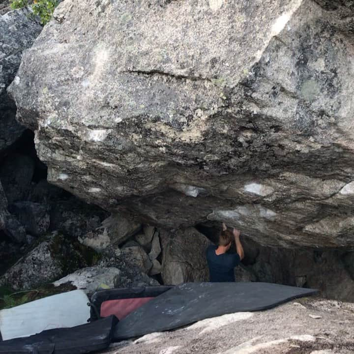 ナーレ・フッカタイバルのインスタグラム：「Northern Norway has been good to us with great weather and nightless nights. Here’s a nice one from yesterday, first ascent of Nothing to Declare 8A+ in Ersfjorden. @blackdiamond @lasportivagram」